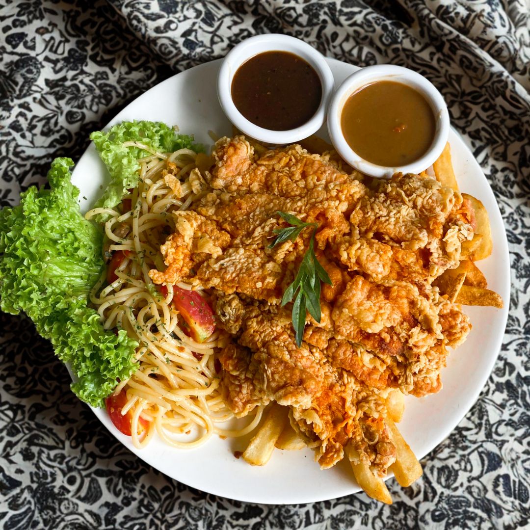 CRISPY CHICKEN CHOP W SPAGHETTI AGLIO OLIO SPICY